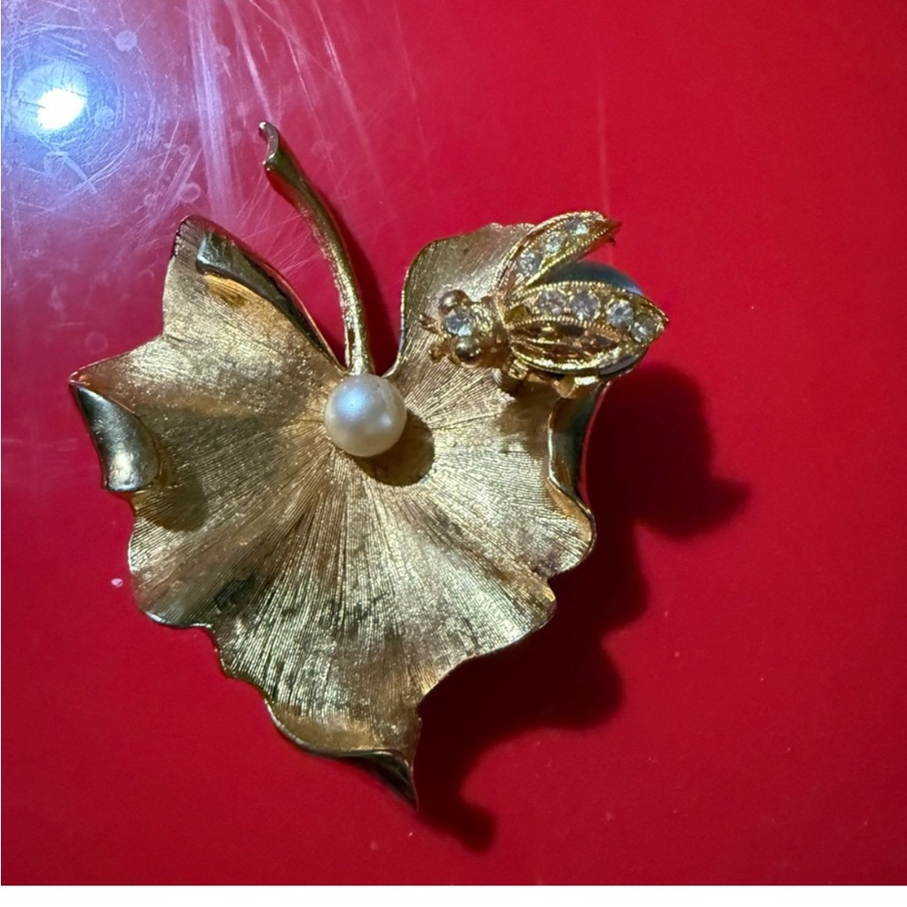 Vintage Bee On Leaf Spring Type Pin Signed ART Unique Whimsical brooch Rare - Picture 4 of 4